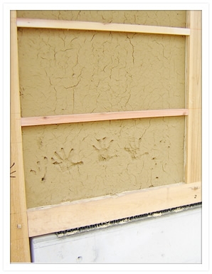 土壁に記念に手形